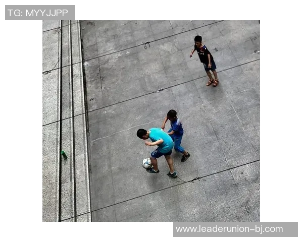 街头足球新风潮引领年轻人热情释放街头魅力与创意无限