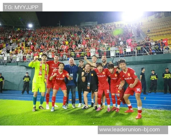 足球氛围弥漫在城市每个角落激情四溢的球迷共同欢庆美好时刻